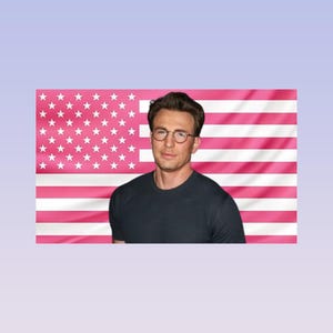 Puede incluir: Una persona con gafas y una camiseta azul oscuro, posando frente a una bandera estadounidense rosa.
