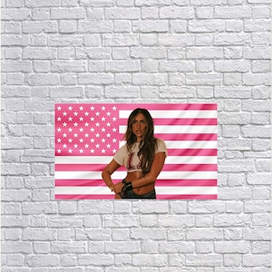 Tapiz rosa con la bandera estadounidense de Tate McRae – Arte de pared de estrella del pop / Decoración para fans de cantantes / Bandera estética para dormitorios / Decoración para la habitación de amantes de la música
