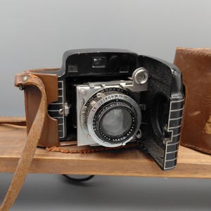 Kodak Bantam Special Folding Camera with Kodak Ektar 45mm f/2 Lens, Art Deco 828 Film Camera, Brown Leather Case