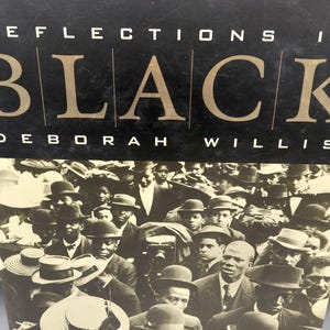 Puede incluir: Portada de libro con el t&iacute;tulo "A History of Black Photographers 1840 to the Present". La portada presenta una fotograf&iacute;a en blanco y negro de una multitud de personas, muchas con sombreros. Tambi&eacute;n es visible el nombre de la autora, Deborah Willis.