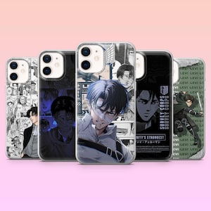 Könnte beinhalten: Fünf Handyhüllen mit Anime-Illustrationen. Die Designs zeigen Manga-Panels und Charakterporträts in Schwarz, Weiß und Blau. Auf einer Hülle steht der Text "SURVEY CORPS".