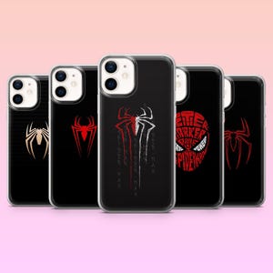 Peut inclure: Plusieurs coques de téléphone noires avec des motifs de Spider-Man. Les coques présentent divers symboles d'araignées rouges et blanches et des graphiques textuels. Les coques sont dans des protections transparentes.