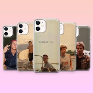 Puede incluir: Una colección de cinco fundas de teléfono transparentes, cada una con una imagen diferente de jóvenes. Las fundas muestran varias escenas al aire libre. Una funda tiene el texto "Nothing to lose."