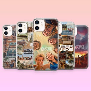 Puede incluir: Una colección de cinco fundas para teléfono con diseños inspirados en la serie de televisión "Outer Banks". Las fundas muestran varias imágenes, incluyendo collages de personajes, escenas de playa y el logo de la serie. Las fundas son transparentes con un acabado brillante.
