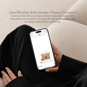 Pode incluir: Um smartphone exibindo uma mensagem digital com uma pr&eacute;via de envelope. A tela mostra o texto 'You're invited!' acima de um gr&aacute;fico de um envelope bege com um selo de cera vermelho e la&ccedil;os rosas. O texto superior diz: 'Send The Link With Envelope Preview (Optional)'