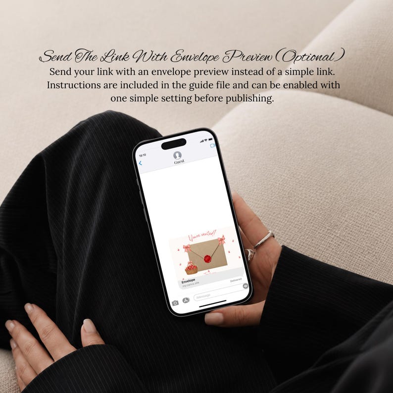 Pode incluir: Um smartphone exibindo uma mensagem digital com uma pr&eacute;via de envelope. A tela mostra o texto 'You're invited!' acima de um gr&aacute;fico de um envelope bege com um selo de cera vermelho e la&ccedil;os rosas. O texto superior diz: 'Send The Link With Envelope Preview (Optional)'