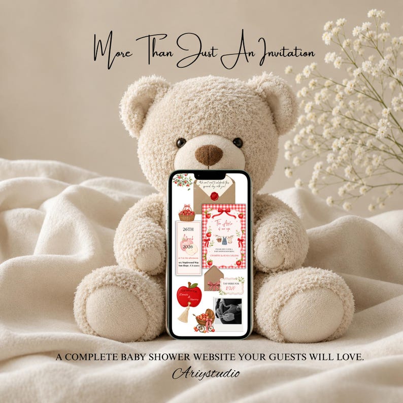 Pode incluir: Um urso de peluche bege segura um smartphone exibindo um modelo de convite digital para ch&aacute; de beb&eacute; com gr&aacute;ficos de ma&ccedil;&atilde;s vermelhas, um padr&atilde;o xadrez vermelho e texto incluindo 'The Apple of our eye' e '26th June 2026' sobre um tecido claro.