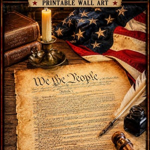 Könnte beinhalten: Ein druckbares Wandbild mit dem Text 'INSTANT DOWNLOAD' oben und unten. Das Bild zeigt ein Pergamentdokument mit der Überschrift 'We the People', eine Feder, ein Tintenfass, eine brennende Kerze in einem Messinghalter und eine US-Flagge.
