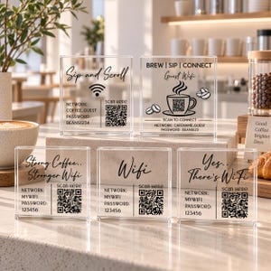 Könnte beinhalten: Fünf quadratische Schilder aus klarem Acryl mit schwarzem Textaufdruck und QR-Codes für den WLAN-Zugang. Die Schilder zeigen verschiedene Phrasen wie Sip and Scroll, Brew | Sip | Connect, Strong Coffee.. Stronger Wifi, Wifi und Yes.. There's Wifi.