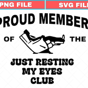 Op de afbeelding: Een zwart-wit grafisch ontwerp met de tekst "PROUD MEMBER OF THE JUST RESTING MY EYES CLUB". De afbeelding toont een persoon die in een stoel ligt. De bovenkant van de afbeelding heeft de tekst "PNG FILE" en "SVG FILE" in een rode en blauwe banner.