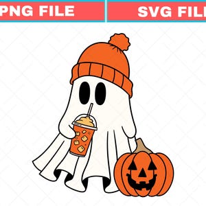 Puede incluir: Una ilustración de un fantasma blanco con un gorro naranja con pompón, sosteniendo una bebida helada naranja con pajita, junto a una calabaza jack-o'-lantern naranja. La imagen incluye el texto PNG FILE y el texto SVG FILE.