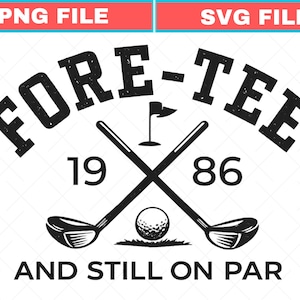 Può includere: Grafica in bianco e nero con le parole "FORE-TEE" sopra mazze da golf incrociate, una pallina da golf e il testo "AND STILL ON PAR". Sono inclusi anche i numeri "19" e "86". L'immagine include anche il testo "PNG FILE" e "SVG FILE".