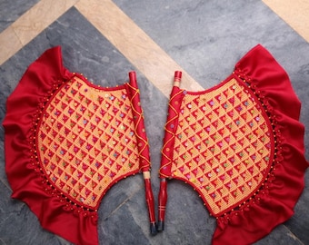 Besticktes Punjabi Panki Fächerpaar | Roter Stoff, mehrfarbiger Kreuzstich, ethnisches Dekor