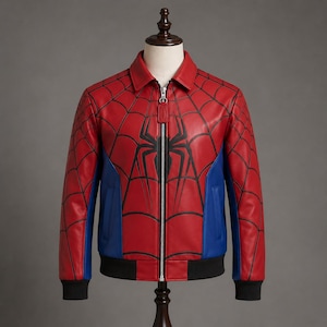 Puede incluir: Una chaqueta de cuero roja y azul con un patrón de telaraña negra en el pecho y las mangas, un gran emblema de araña negra en el frente, una cremallera plateada completa, un cuello clásico y puños y dobladillo acanalados en color negro.