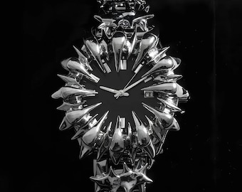 Reloj analógico de cuarzo para hombre con esfera negra gótica y pinchos soldados.