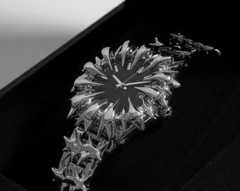 Reloj analógico de cuarzo para hombre con esfera negra gótica y pinchos soldados.