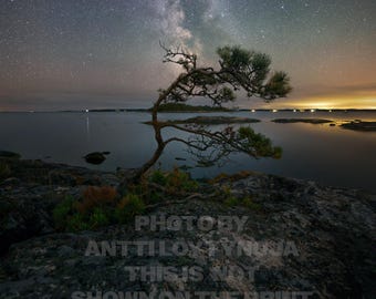 フィンランド南部で撮影された天の川を捉えた、他に類を見ない美術的な天体写真ポスター