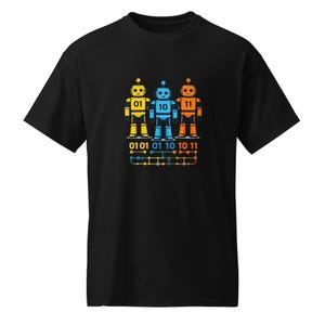 Puede incluir: Camiseta negra con un gráfico de tres robots en amarillo, azul y naranja. Cada robot tiene un número en el pecho, con código binario debajo. Los robots están sobre un fondo negro.