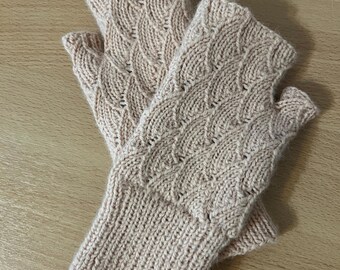 Fingerless Gloves with an Elegant, Flowing Leaf-Inspired Pattern