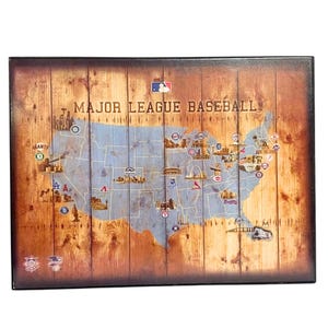 Placa de parede vintage com mapa da MLB, logotipos dos times da Major League Baseball, mapa dos EUA, placa com aparência rústica de madeira, produto licenciado oficialmente para decoração de bar esportivo ou espaço masculino.