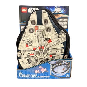 Puede incluir: Un estuche de almacenamiento LEGO Star Wars Millennium Falcon con un gráfico impreso en gris, blanco y rojo de la icónica nave espacial. El estuche tiene un cierre de cremallera negro y se muestra en su caja de embalaje de cartón azul.