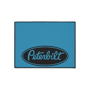 Peut inclure: Un tapis de souris rectangulaire avec un fond bleu vif et un ovale noir au centre. À l'intérieur de l'ovale noir se trouve le mot Peterbilt écrit dans une police scripte bleu clair. Le tapis de souris présente une bordure noire cousue.