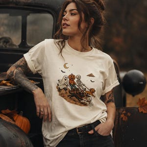 Vintage Halloween T-shirt met spook en skelet, geverfd, zwaar katoenen shirt, griezelige honden- en kattenprint, unisex T-shirt voor de herfst.