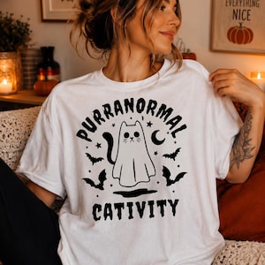 Spookkat shirt | Grappig katten T-shirt | Halloween T-shirt | Zwart kat shirt voor het griezelige seizoen | Herfstcadeau voor haar