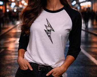 Camiseta raglán con calavera y rayo – Camiseta de béisbol de manga 3/4, top minimalista de estilo gótico urbano.