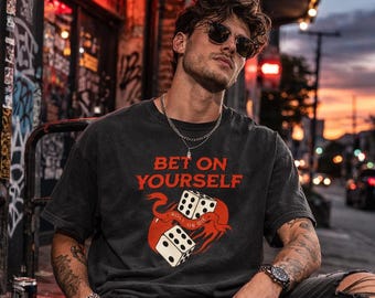 Camiseta unisex vintage con texto "Bet On Yourself Dice"