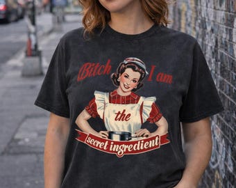 Camiseta "Perra, soy el ingrediente secreto": maqueta de estilo urbano, modelo y camiseta gráfica divertida.