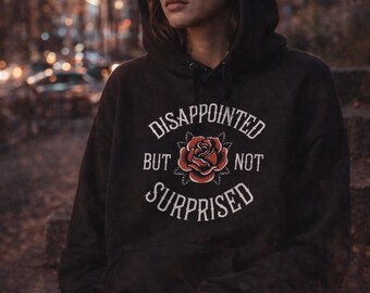 Sudadera con capucha "Decepcionado pero no sorprendido" – Sudadera con estampado rosa oscuro