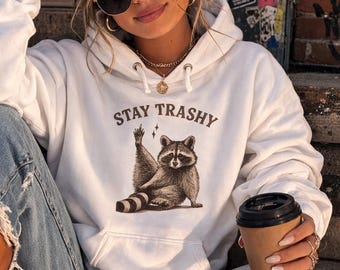 Sudadera con capucha y estampado de mapache Stay Trashy: ropa urbana con bolsillo canguro cómodo