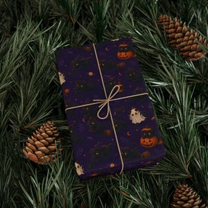 Halloween Cats and Pumpkins Wrapping Paper | Spooky Purple Pattern afbeelding 5