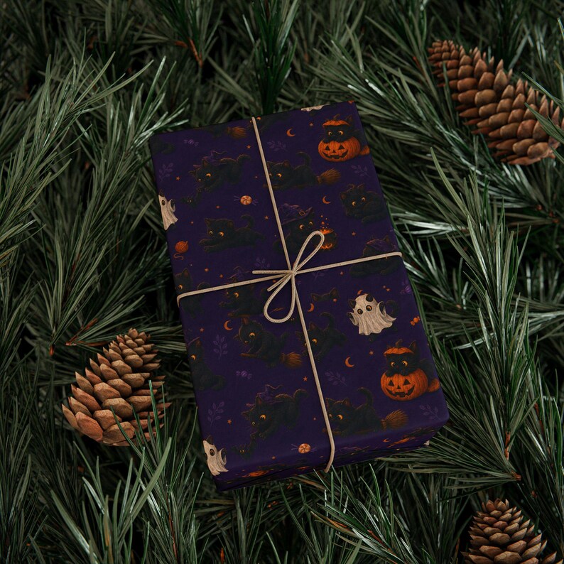 Halloween Cats and Pumpkins Wrapping Paper | Spooky Purple Pattern afbeelding 5