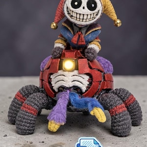 Puede incluir: Una figura artesanal y caprichosa de un bufón montado en una araña mecánica. El bufón lleva un sombrero colorido y una cara esquelética. La araña es roja y negra con detalles morados y azules. Un icono de producto digital está en la esquina inferior derecha.