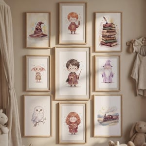 Può includere: Una collezione di nove stampe ad acquerello incorniciate con personaggi ed elementi di una serie fantasy. Le stampe includono un cappello parlante, un ragazzo con gli occhiali, un gufo e un treno. L'opera d'arte ha uno stile morbido e stravagante.
