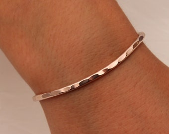 Gehämmertes Armband, 14K Roségold Fill (351.rgf)
