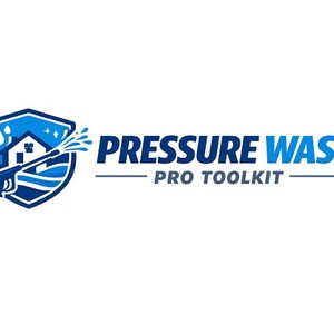 Op de afbeelding: Een blauw en wit logo voor "Pressure Wash Pro Toolkit". Het logo toont een schild met een huis, waterdruppels en een hogedrukreiniger. De tekst is vetgedrukt en zonder schreef.