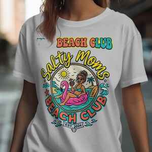 Diseño de Salty Moms Beach Club 2024, Mujer en flotador de flamenco, Gráfico de vacaciones de verano, Diversión en el océano tropical, Arte digital de la vida en la playa