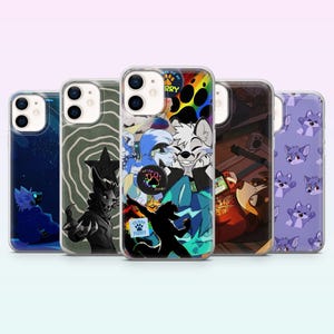 Könnte beinhalten: Eine Sammlung von fünf Handyhüllen mit verschiedenen farbenfrohen Designs. Die Hüllen zeigen Illustrationen von Zeichentieren, abstrakten Mustern und Text. Die Hüllen bestehen aus transparentem Kunststoff und haben eine glänzende Oberfläche.