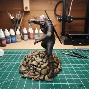 Figura de Geralt, estatua de exhibición de The Witcher, modelo de guerrero fantástico pintado a mano, decoración de coleccionista impresa en 3D, pieza para estantería de gamer