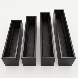 Puede incluir: Cuatro maceteros rectangulares negros dispuestos en fila, cada uno con un interior profundo y hueco y un acabado mate liso. Los maceteros están colocados uno al lado del otro, mostrando un diseño consistente con bordes limpios y definidos.