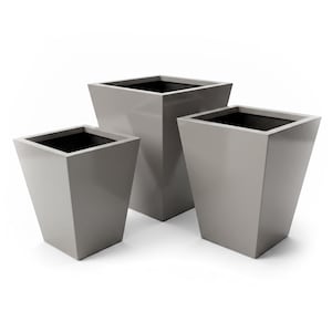 Puede incluir: Un conjunto de tres maceteros cuadrados y cónicos con un acabado gris claro liso y brillante. Los maceteros están dispuestos con una unidad central grande flanqueada por dos unidades más pequeñas de igual tamaño.