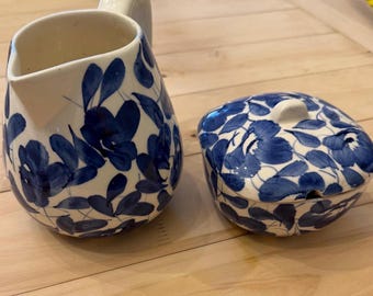 Handmålad blå blommig keramisk gräddkanna sockerset, Studio Pottery Cottage Kitchen Decor