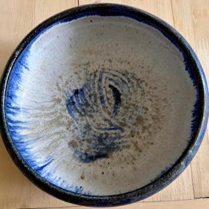 Signierte Studio Keramik Schale - Blaue und weiße handgefertigte Keramik, Vintage Artisan Dish