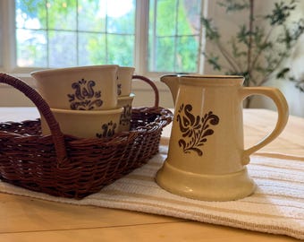 Zestaw z kamionki w stylu folk art z ptakami i dzbankiem do mleka i 4 filiżankami Yorktowne firmy Pfaltzgraff