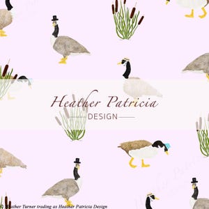 Può includere: Un motivo ripetuto su sfondo rosa chiaro con oche che indossano piccoli cappelli, intervallate da piante di tifa verdi. Il testo Heather Patricia DESIGN è centrato al centro, con Heather Turner trading as Heather Patricia Design in basso.