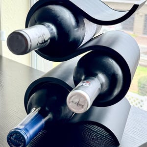 Botellero moderno con diseño ondulado: soporte escultural para tres botellas