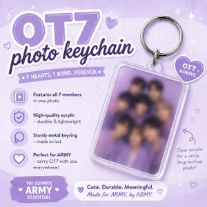 Puede incluir: Un llavero fotográfico de acrílico transparente con una imagen borrosa de siete personas. El llavero tiene un llavero de metal resistente y el texto "OT7 photo keychain" en morado. El texto "7 HEARTS. 1 BOND. FOREVER." también es visible.
